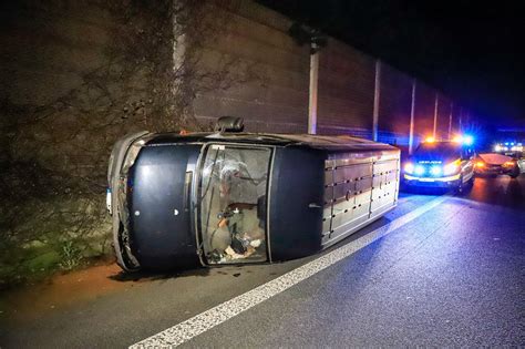 A In Essen Auto Berschl Gt Sich Stau Und Mutma Liche Verletzte