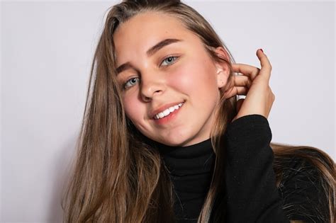 Menina Na Moda Linda Hippie Foto De Uma Jovem Simp Tica Positiva Em