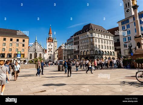 Paseo De Los Turistas Y Lugareños En La Marienplatz La Plaza Del