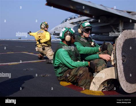 US Navy Lt Cmdr Signals To Launch An F 14D Tomcat Stock Photo Alamy