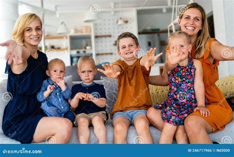 Retrato De Feliz Gran Familia Pareja Gay De Mujeres Sonriendo Y