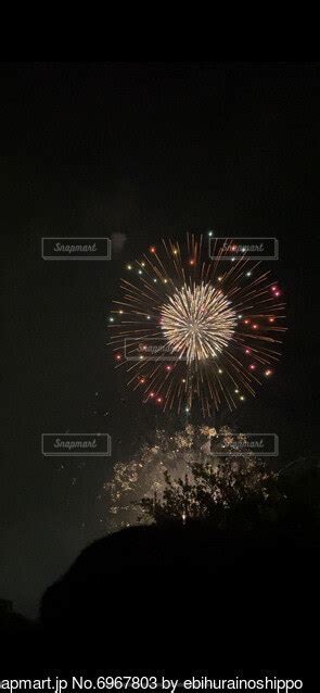 夜空に打ち上げられる花火の写真・画像素材 6967803 Snapmart（スナップマート）