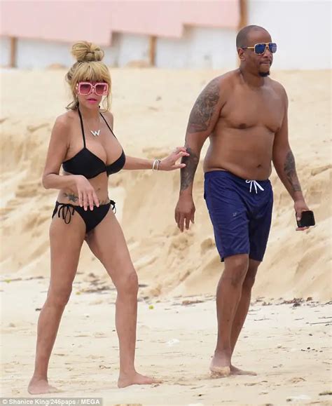 Wendy Williams Shows Off Her Slim Figure As She Hits The Beach In Her Bikini In Barbados