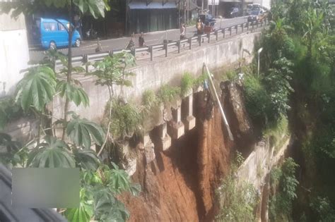 Tembok Penahan Tanah Longsor Jalan Raya Bogor Sukabumi Terancam Ambles