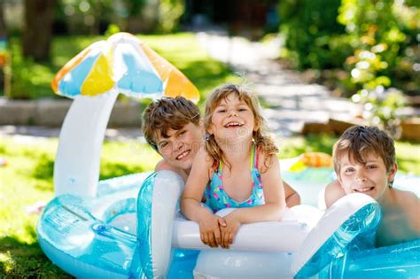 Tr S Crian As Dois Meninos E Uma Menina De Crian A Se Espraiam Em Uma