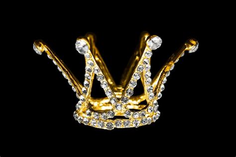 Premium Photo Gold Crown Isolated