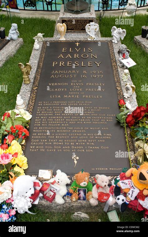 Elvis Presley S Tomb In Graceland Stock Photo Alamy