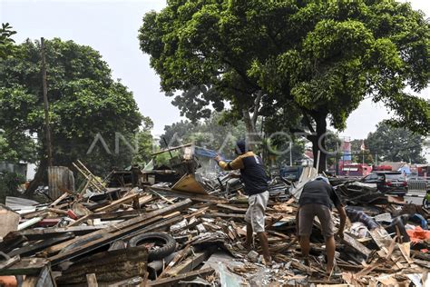 PENERTIBAN BANGUNAN LIAR DI JAKARTA ANTARA Foto