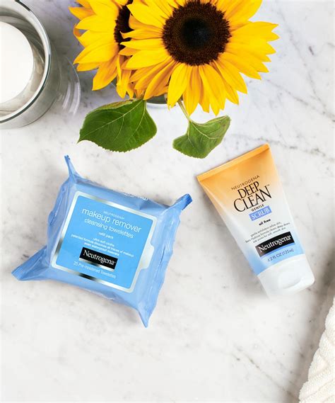 Naturals Purifying Makeup Remover Cleansing Towelettes| Neutrogena®