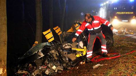 Unfall Mann Prallt Mit Auto Gegen Zwei B Ume