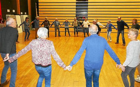 Aux Arcs Les Danseurs De Spered Kewenn Se Pr Parent Pour Le Fest Noz