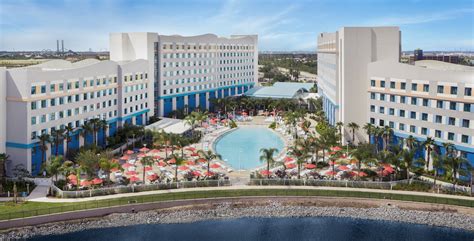 Universal’s Endless Summer Resort - Surfside Inn and Suites now open