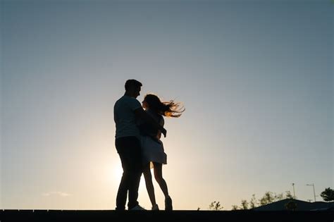 Couple Assis Sur Le Sol Avec Leur Chien Photo Gratuite