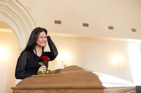 Concepto De Entierro Gente Y Luto Mujer Infeliz Llorando Con Rosa