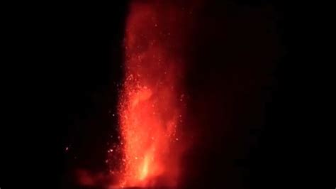 Eruzione Dell Etna Il Video Della Pioggia Di Lava Riaperto L