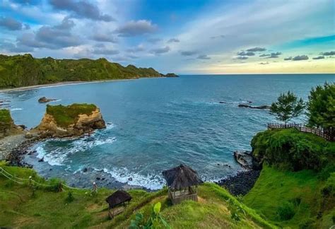 Wisata Pantai Yang Indah Di Kebumen Masih Asri Dan Bersih