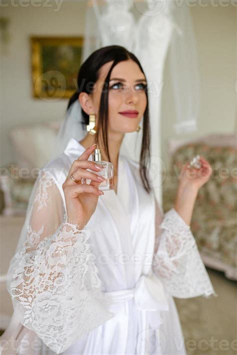 Bride spraying perfume on her neck 21634681 Stock Photo at Vecteezy