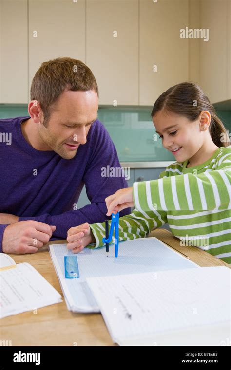 Père Daider Sa Fille à Faire Ses Devoirs Photo Stock Alamy