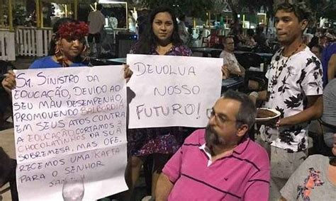 VÍDEO Ministro da Educação bate boca grupo de manifestantes no Pará