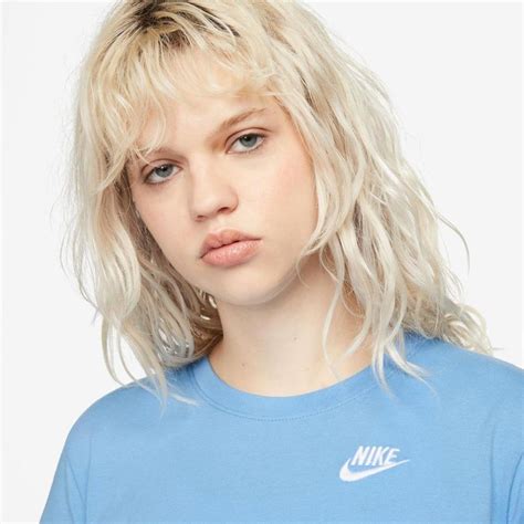 Camiseta Nike Sportswear Club Essentials Feminina Centauro