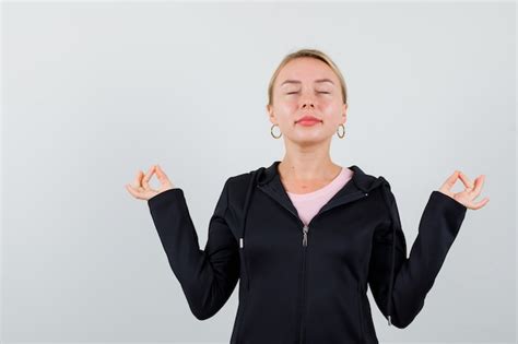 Junge Blonde Frau In Einer Schwarzen Jacke Kostenlose Foto