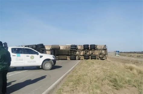 Volcó un camión cerca de La Adela y tuvieron que cortar el tránsito