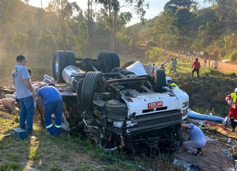 Portal Capara Carreta Sai Da Pista E Tomba Na Br Motorista