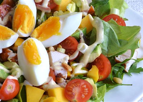 Super Healthy Sunday Salade Met Gerookte Kip Avocado En Mango