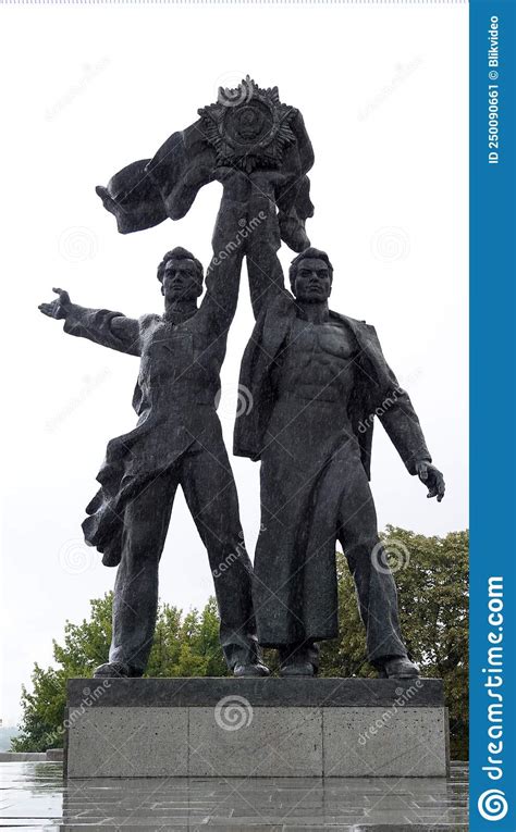 Monumento De Amistad Entre Ucrania Y Rusia Ubicado En La Ciudad De Kiev