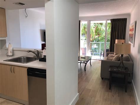 Coconut Grove Escape: Sauna, Pool & Gym - Home Rental in Miami