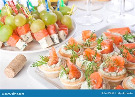 Bocados Con Los Salmones Y El Queso Salados Para El Vino Foto De