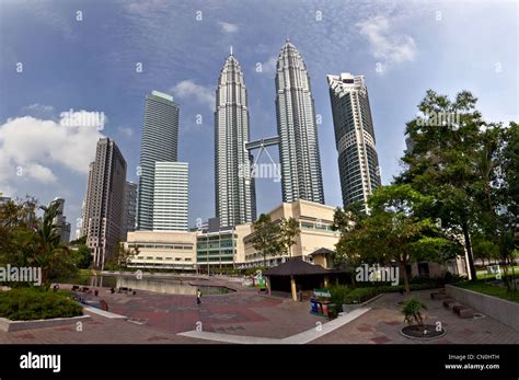 Klcc Parc Arbre Petronas Tours Jumelles Banque De Photographies Et D