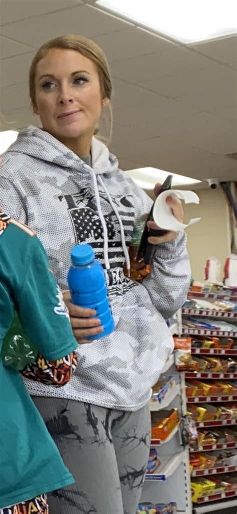 HOT Blonde MILF Spandex Leggings Yoga Pants Forum