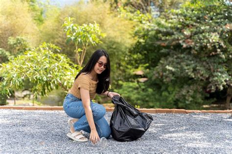 Voluntaria Joven Recogiendo Basura Sosteniendo Una Bolsa Llena De