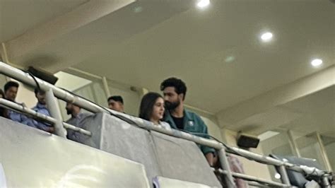 Sara Ali Khan And Vicky Kaushal Watching Ipl Final आईपीएल फाइनल का