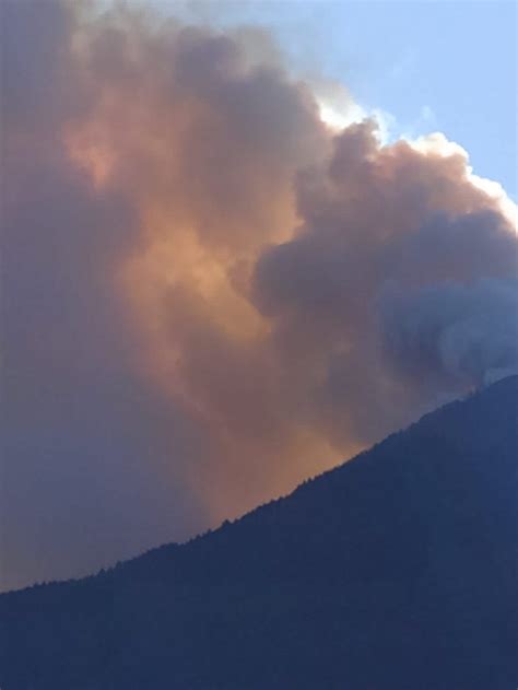 In Fiamme I Boschi Sopra Il Lago Maggiore Fumo Visibile Da Chilometri