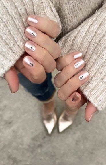 Minimalist Nail Art Ideas That Aren T Boring Minimalist Nude Chrome Short Nails