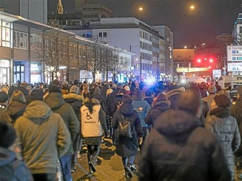 Menschen Demonstrieren Gegen Corona Ma Nahmen In Osnabr Ck