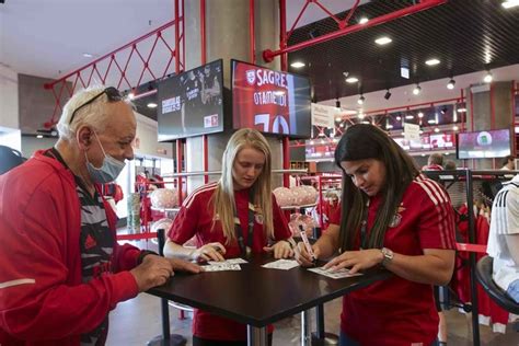 Jogadoras da equipa feminina de futsal do Benfica distribuíram