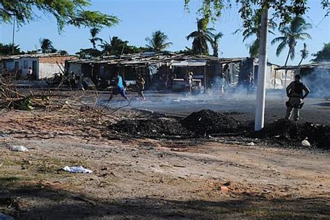 Moradores de favela protestam contra demolição de barracos Alagoas 24