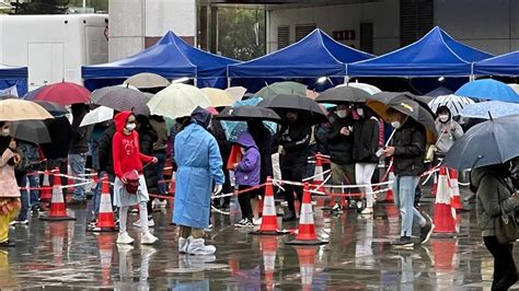 五光十色！疫爆重擊！東薈城寒風冷雨下強檢直播（21 2 2022） Youtube