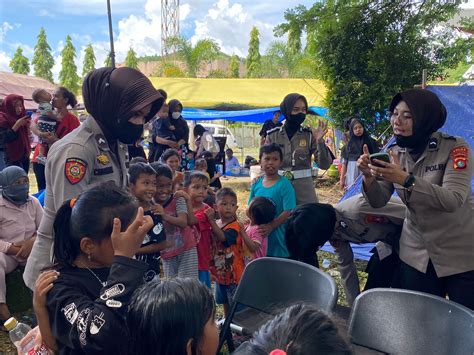 Tumbuhkan Senyum Di Tenda Pengungsian Team Trauma Healing P