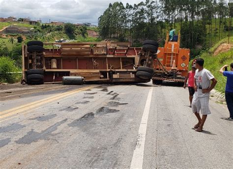 Carreta Tomba Na Br 101 E Interdita Rodovia Via 41