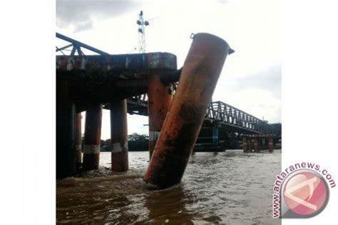 Waduh Tongkang Batu Bara Tabrak Tiang Pengaman Jembatan Muara Teweh