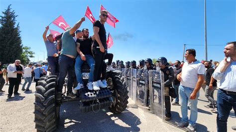 Balıkesirli çiftçiler sorunlarına dikkat çekmek için yolu trafiğe kapattı