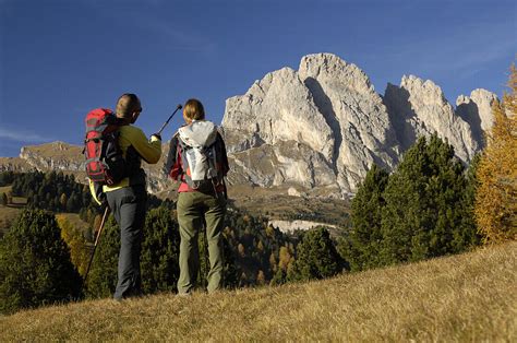 Zwei Bergwanderer Betrachten Bergmassiv Bild Kaufen 70252149