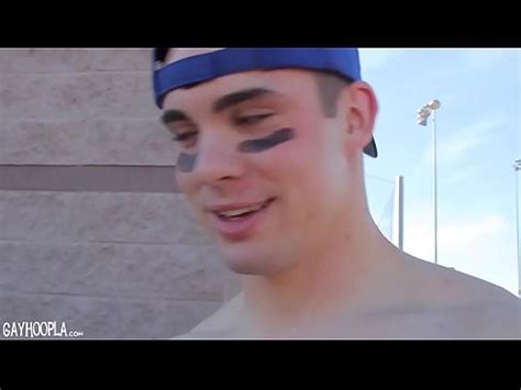 Compañeros de béisbol follan después de la práctica JUGADORES CALIENTES XVIDEOS