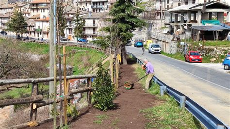 A Pietrasecca Volontari In Azione Al Via La Passeggiata Dal Borgo Alla