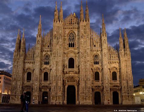 Descoperă Oraşul Milano Italia Calatorescro