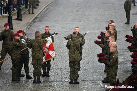 Wojskowe święto w Kutnie Przelot śmigłowca nad miastem i uroczysta